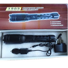 新款黑鷹1203型三檔照明高壓電擊棍